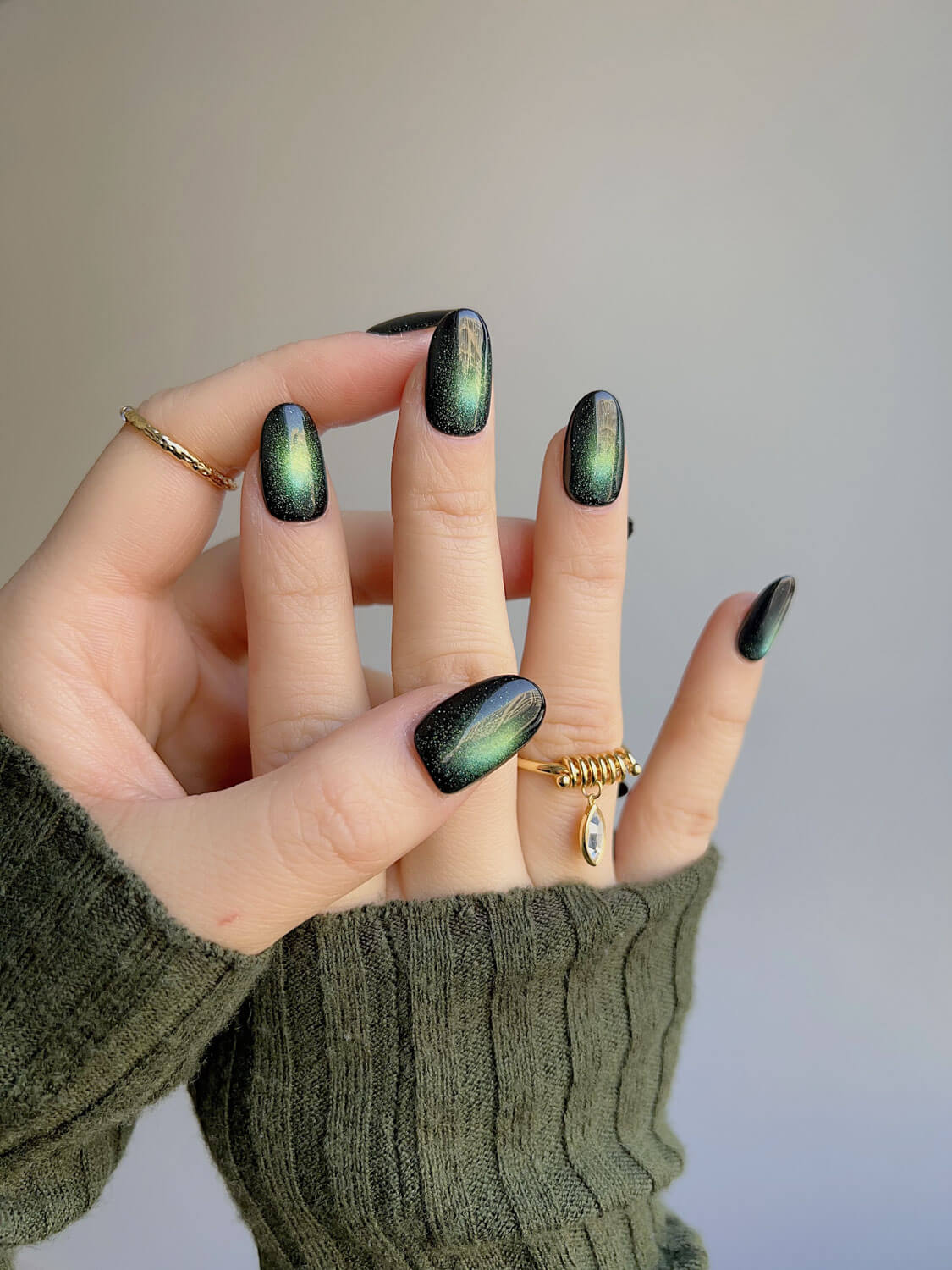 Chase-Cat-eye-nails-Forest-Short-Oval-Press-On-Nails