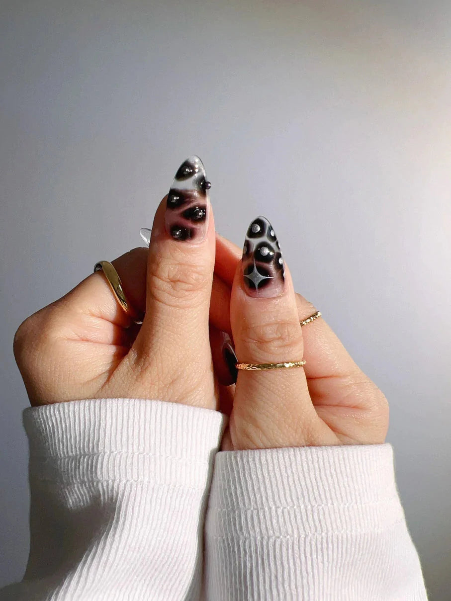 Black & Silver Med Almond Nails - Joyeenails