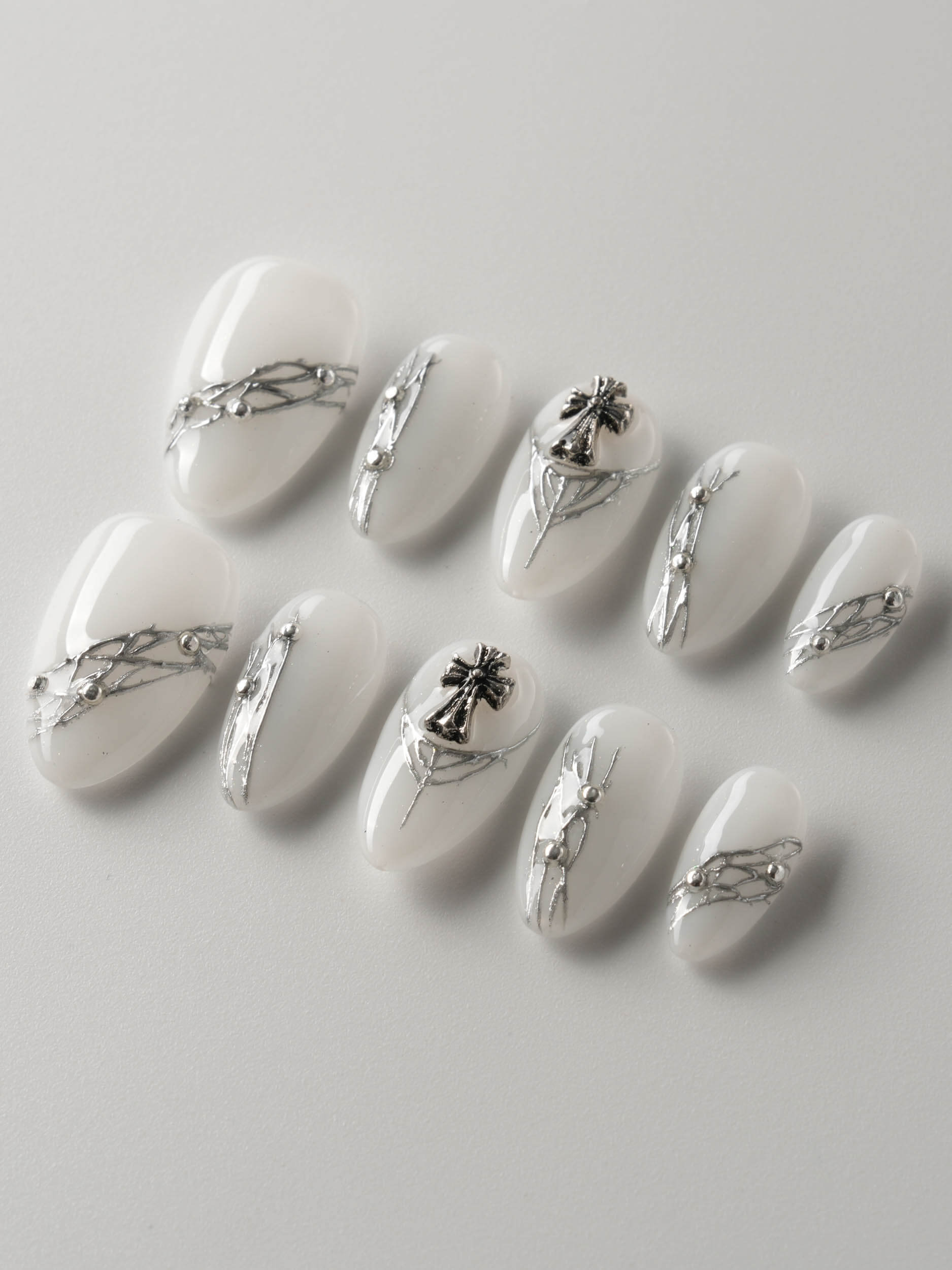 Metallic Patterned White Nails - Joyeenails - RY0013 - Cool - XS / Extra Short Almond